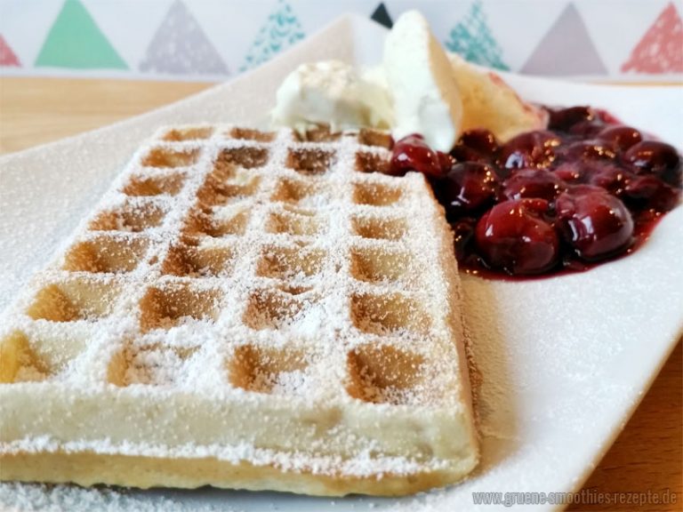 Vegane Waffeln mit heißen Kirschen | Grüne Smoothies Rezepte